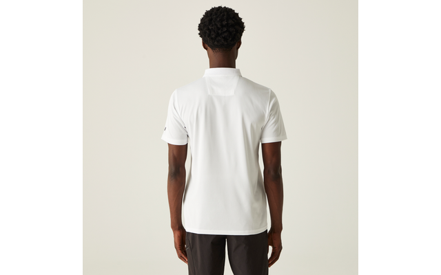 Rückenansicht einer stehenden Person mit kurzem lockigem Haar, weißes Poloshirt und dunkle Hose vor hellem einfarbigem Hintergrund