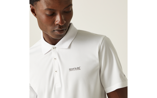 Nahaufnahme einer Person, die nach unten blickt, trägt ein weißes Polohemd mit Kragen, drei Knöpfen und kleinem Logo auf der Brust, heller Hintergrund