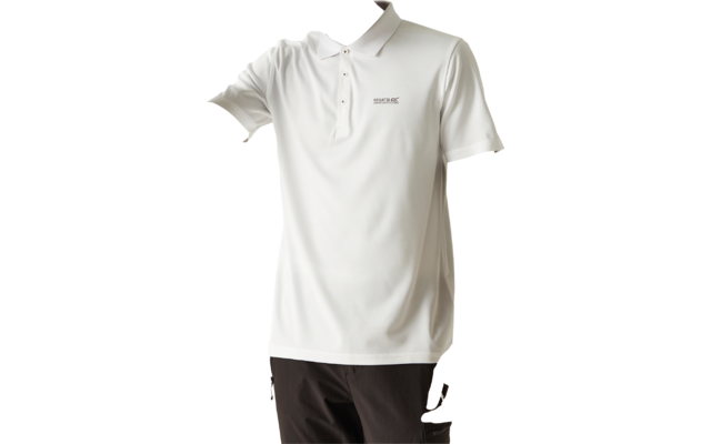 Polo blanco de manga corta con tapeta de botones y pequeño logo en el pecho izquierdo; cintura de pantalón oscuro visible en la parte inferior