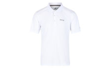 Weißes Poloshirt mit kurzen Ärmeln, Knopfleiste und kleinem Brustlogo, isoliert auf weißem Hintergrund