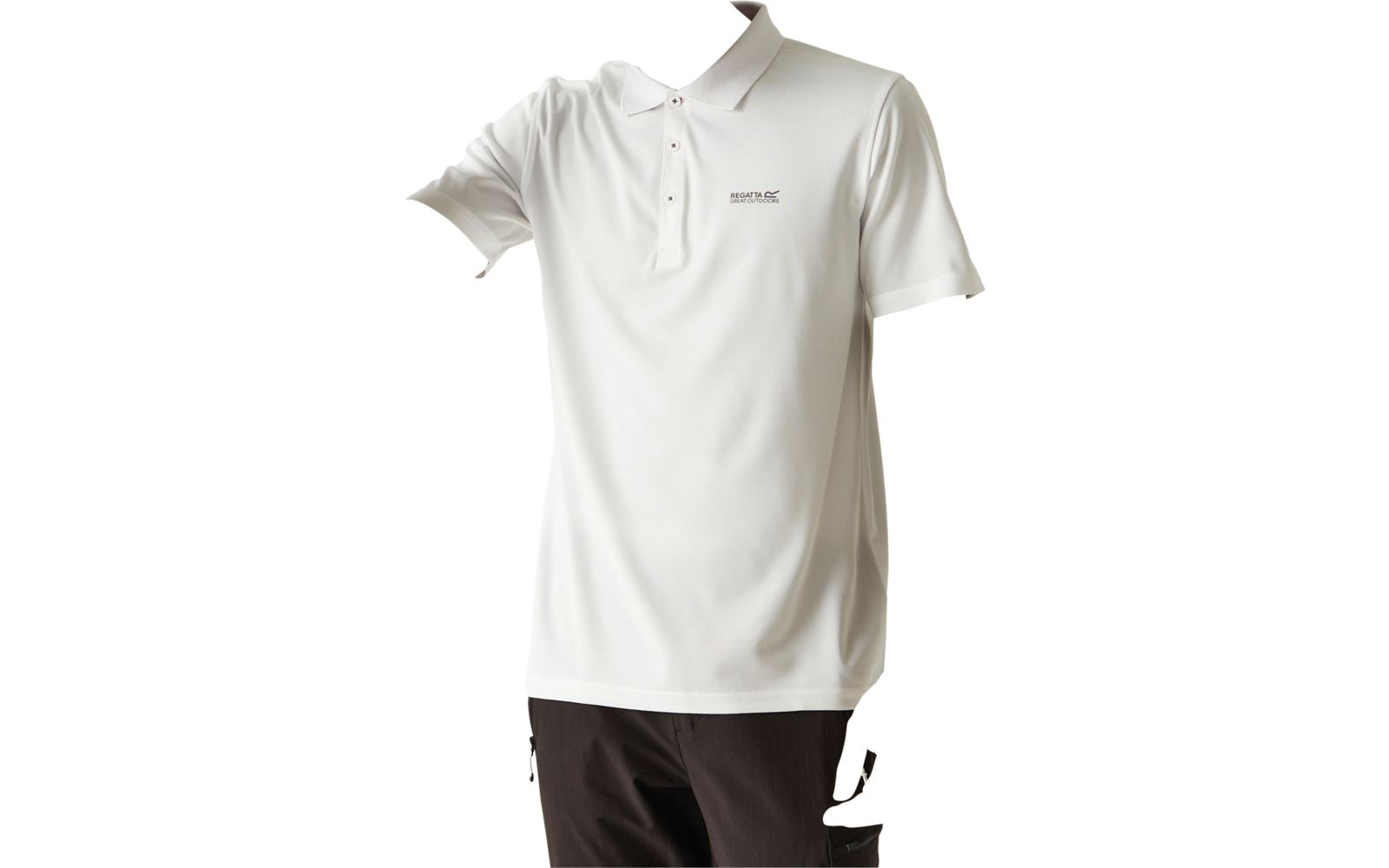 Polo blanco de manga corta con tapeta de botones y pequeño logo en el pecho izquierdo; cintura de pantalón oscuro visible en la parte inferior