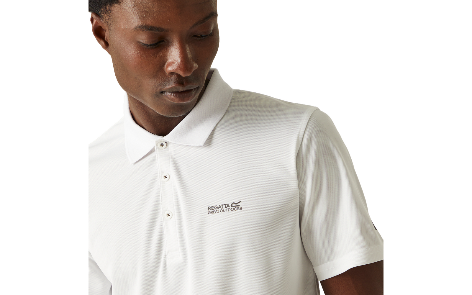 Person in weißem Polohemd mit kurzen Ärmeln, Blick nach unten, sichtbares Logo Regatta Great Outdoors auf der linken Brust