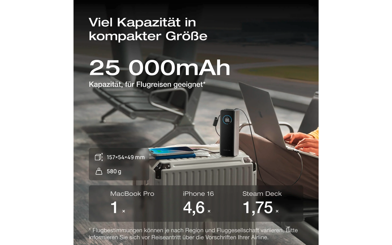 Geöffneter Koffer mit Laptop und Zubehör auf einem Tisch, daneben ein Smartphone, Text zeigt Kapazität 25000mAh