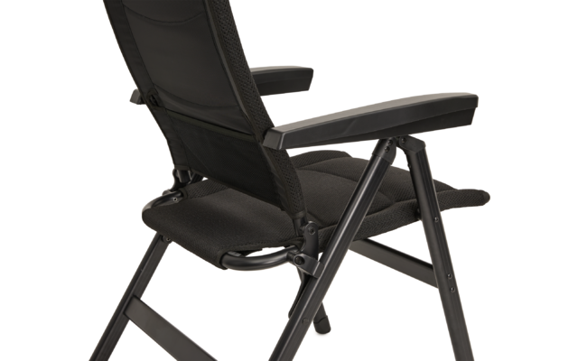 Schwarzer Klappstuhl mit Netzsitz und -lehne, Armlehnen und metallischem Gestell, seitliche Teilansicht