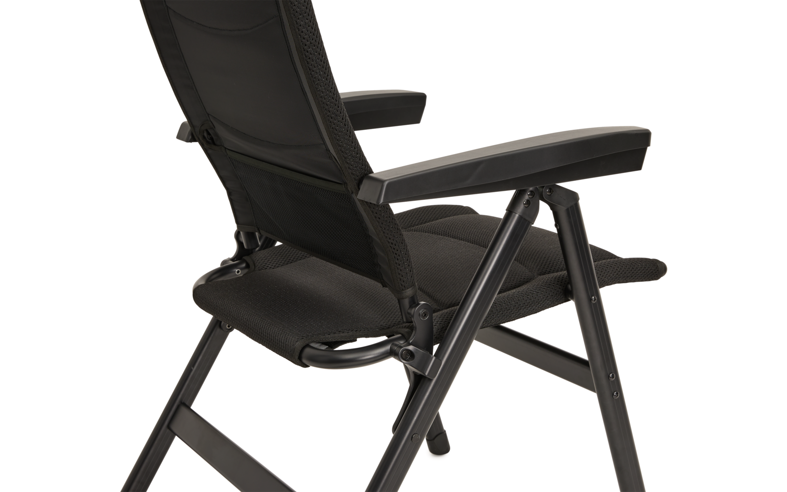 Schwarzer Klappstuhl mit Netzsitz und -lehne, Armlehnen und metallischem Gestell, seitliche Teilansicht