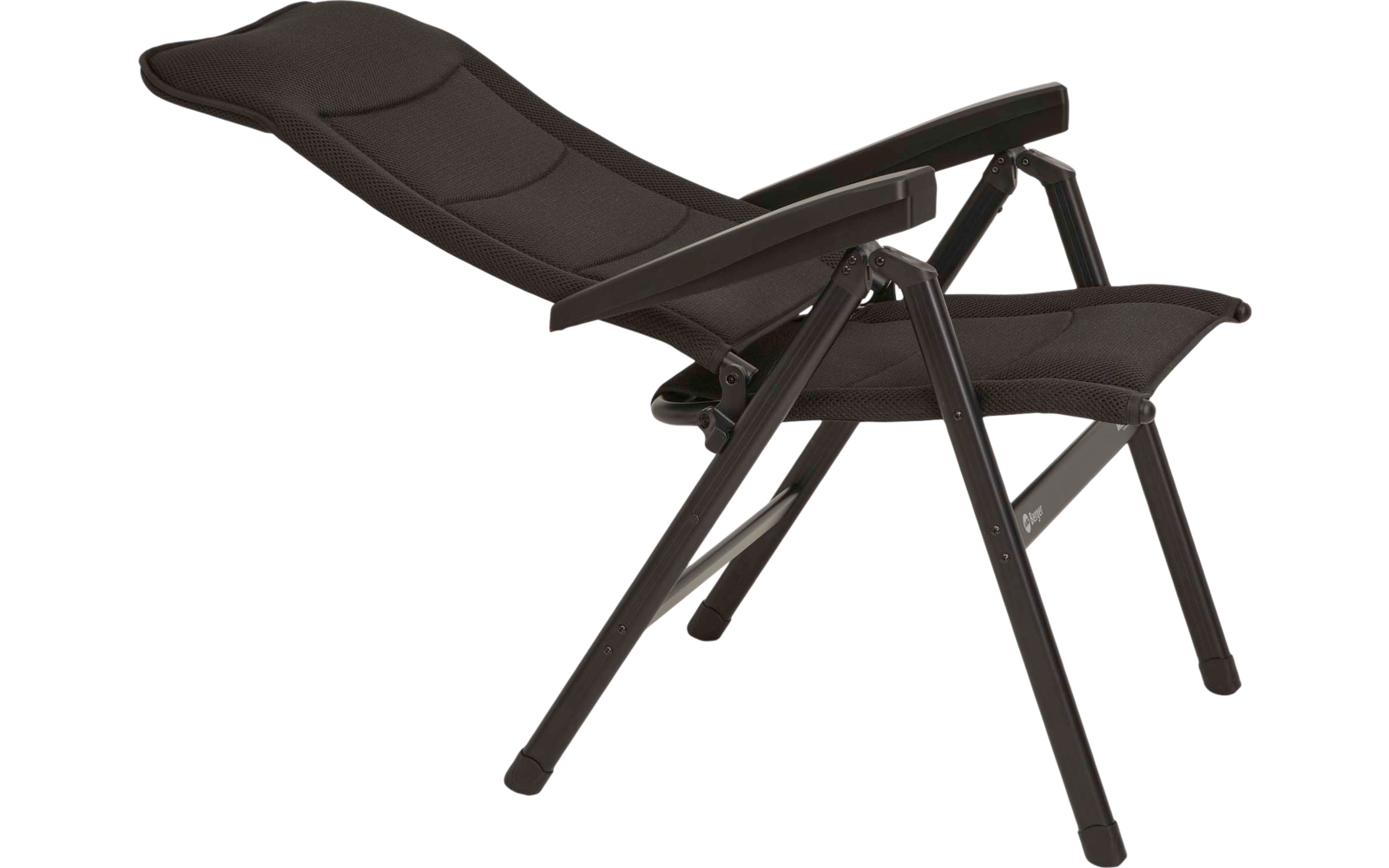Schwarzer Liegestuhl mit schwarzem Stoffbezug und Metallrahmen, geneigte Rückenlehne und ausgeklappte Fußstütze, weißer Hintergrund