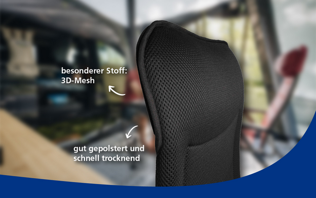 Black chair backrest with 3D-mesh fabric, white German labels "besonderer Stoff: 3D-Mesh" and "gut gepolstert und schnell trocknend" with arrows, blurred interior background and blue curved area at the bottom