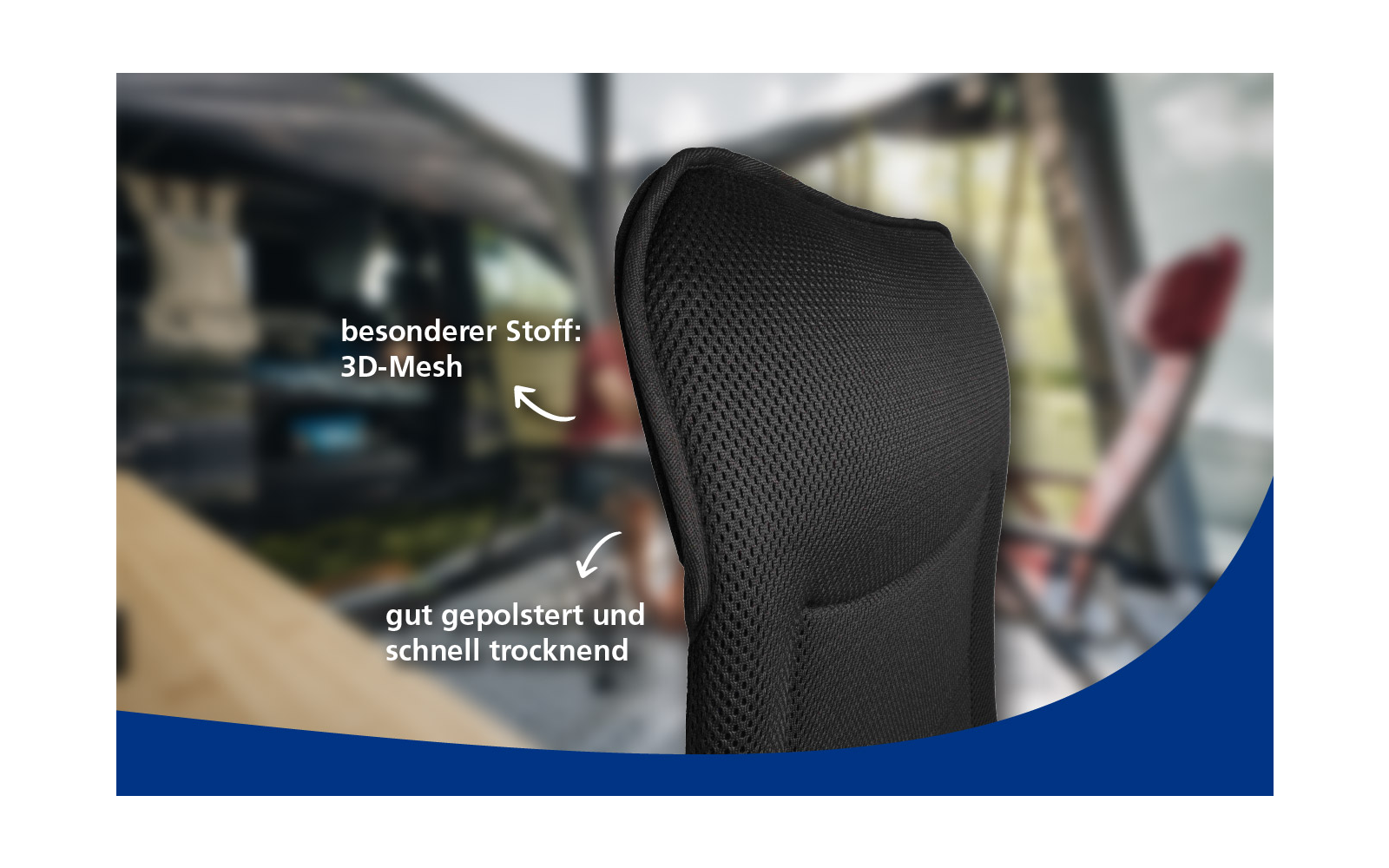 Black chair backrest with 3D-mesh fabric, white German labels "besonderer Stoff: 3D-Mesh" and "gut gepolstert und schnell trocknend" with arrows, blurred interior background and blue curved area at the bottom