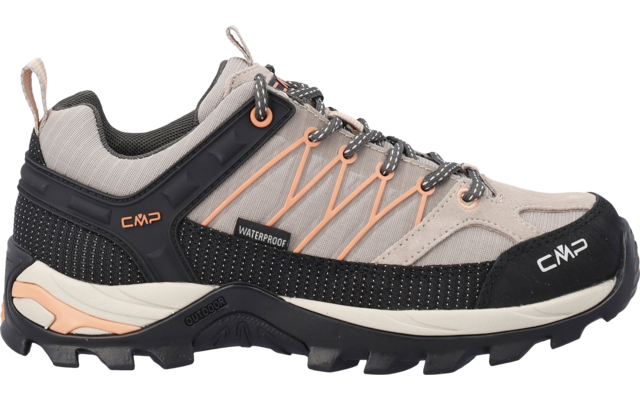 Beiger und hellgrauer Schnürschuh mit schwarzer Profilsohle, orangefarbenen Zierstreifen, Schnürsenkeln, "WATERPROOF"-Label und CMP-Logo an Seite und Vorderkappe