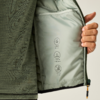 Hand hält eine geöffnete grüne Jacke, sichtbare hellgraue Innenfutterseite mit drei aufgedruckten Symbolen und offenem Reißverschluss mit Zipper