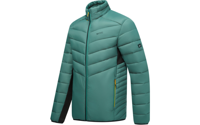 Grün-türkise gesteppte Jacke mit Stehkragen, durchgehendem Reißverschluss, seitlichen Reißverschlusstaschen mit gelben Zippern, dunklen Seiteneinsätzen, kleinem Logo auf der Brust und Patch am linken Ärmel