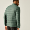 Mann von hinten, trägt hellgrüne gesteppte Jacke und dunkle Hose, schaut nach rechts, einfarbiger heller Hintergrund