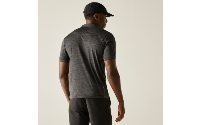 Persoon van achteren in donkergrijs T-shirt met korte mouwen, zwarte pet en donkere broek tegen een lichte effen achtergrond