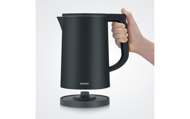 Bollitore elettrico nero su base, tenuto da una mano