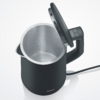Bollitore elettrico con coperchio aperto