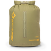 Sac à fermeture roulée couleur olive avec boucle en plastique en haut, logo jaune 'SEA TO SUMMIT' à gauche, inscription 'TRASH DRY BAG 10L' en bas à droite et trois boucles verticales sur le devant