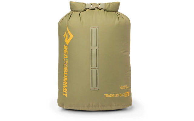 Sac à fermeture roulée couleur olive avec boucle en plastique en haut, logo jaune 'SEA TO SUMMIT' à gauche, inscription 'TRASH DRY BAG 10L' en bas à droite et trois boucles verticales sur le devant