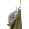 Sac vert olive, ouvert en haut, doublure plastique blanche visible, mousqueton métallique attaché à une languette et cordon jaune-vert