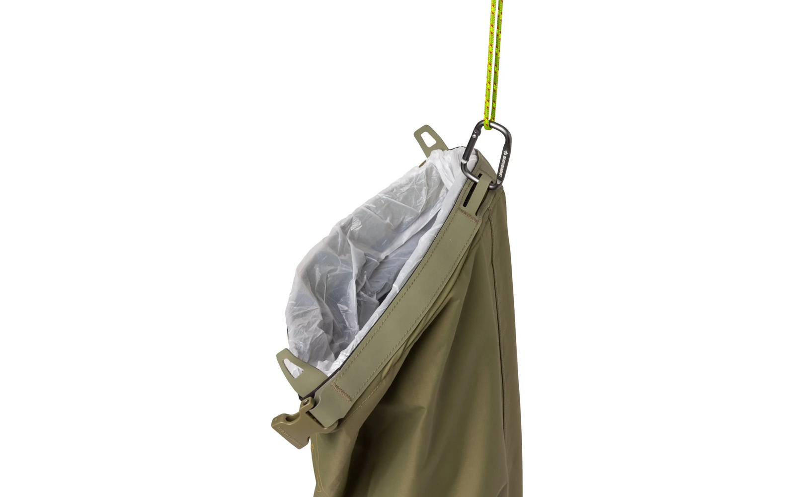 Sac vert olive, ouvert en haut, doublure plastique blanche visible, mousqueton métallique attaché à une languette et cordon jaune-vert