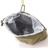 Sac olive ouvert avec doublure intérieure blanche visible, mousqueton attaché à une cordelette jaune à l'ouverture