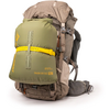 Grand sac à dos beige avec un drybag olive fixé à l'avant, sangle jaune, inscription "TRASH DRY BAG 10L", ceinture de hanche et boucles visibles