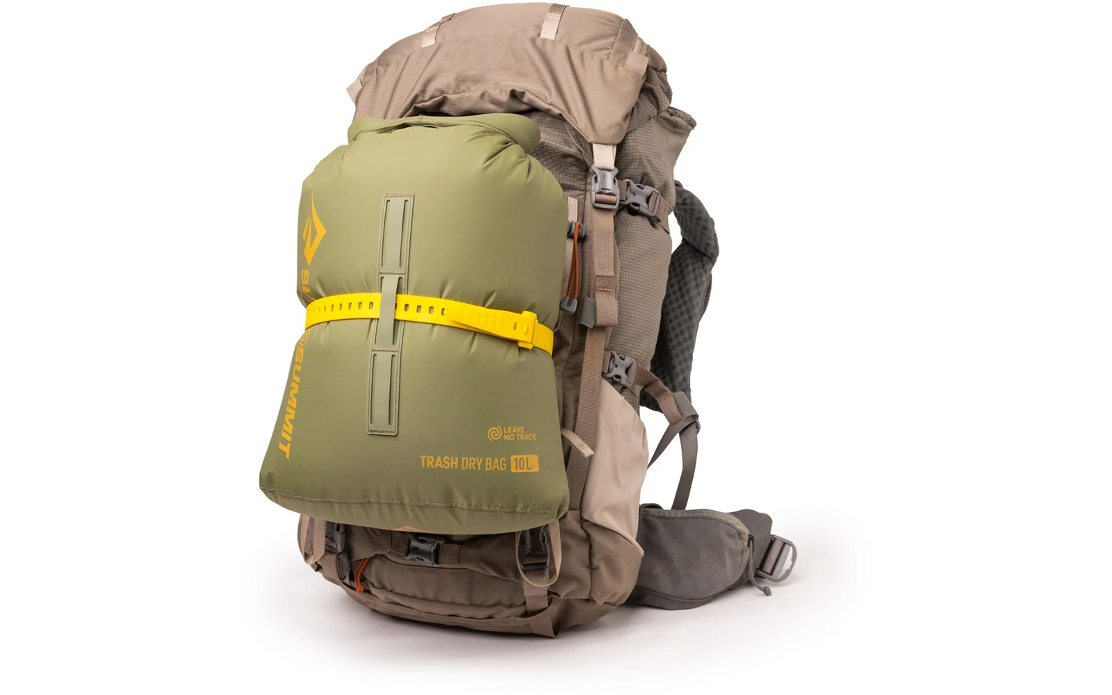 Grand sac à dos beige avec un drybag olive fixé à l'avant, sangle jaune, inscription "TRASH DRY BAG 10L", ceinture de hanche et boucles visibles