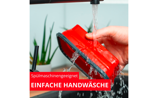 Hand hält rotes rechteckiges Gefäß unter fließendem Wasser aus dem Wasserhahn, Pflanze im Hintergrund; rotes Banner mit deutschem Text 'Spülmaschinengeeignet EINFACHE HANDWÄSCHE'
