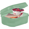Geöffnete hellgrüne Lunchbox mit einer Scheibe Brot und einem Joghurtbecher; weißer Joghurt mit sichtbarer roter Fruchtschicht, Deckel mit Fruchtmotiv