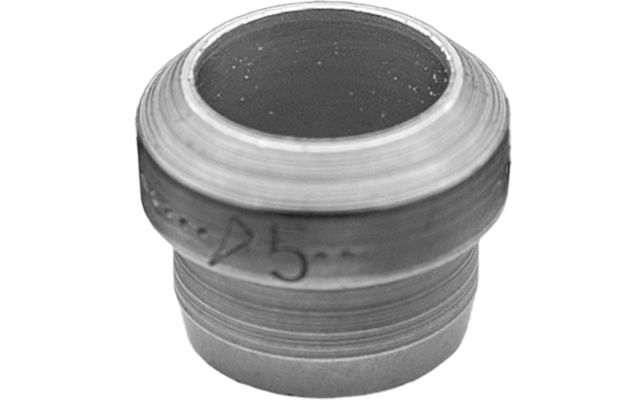 Zylindrisches, hohles Metallteil mit sichtbaren Ringrillen und handschriftlicher Markierung 'D5'