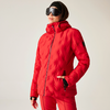 Frau trägt rote Winterjacke und Skibrille vor hellem Hintergrund