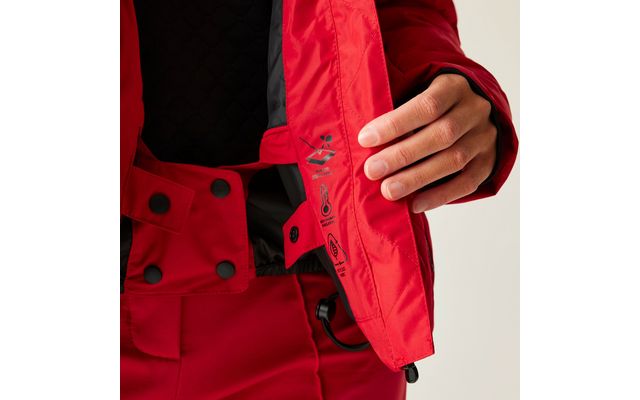 Hand hält das geöffnete Innere einer roten Jacke
