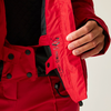 Hand hält das geöffnete Innere einer roten Jacke