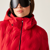 Frau mit schwarzer Sonnenbrille und rotem Daunenmantel mit Kapuze