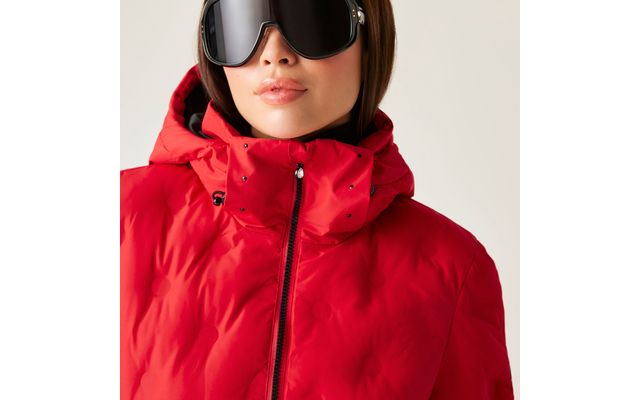Frau mit schwarzer Sonnenbrille und rotem Daunenmantel mit Kapuze