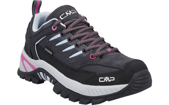 Scarpa nera con inserti azzurri, dettagli rosa e lacci neri con puntini rosa; logo "CMP" visibile sulla punta e sulla linguetta; suola profilata bianca e nera; interno azzurro; vista laterale di una scarpa