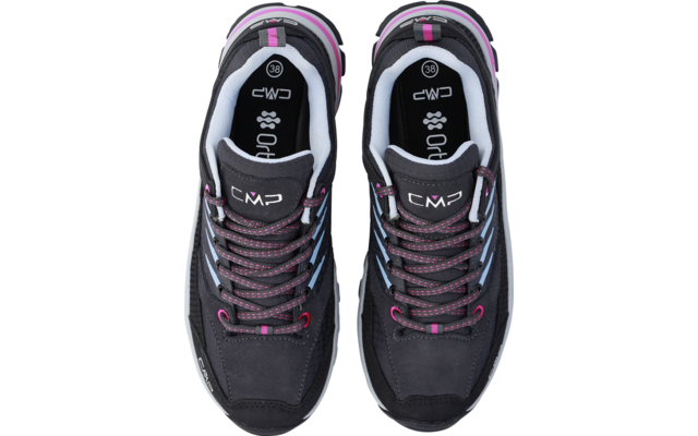 Due scarpe grigio scuro viste dall'alto affiancate, lacci con accenti rosa e azzurro chiaro, interno bianco e logo del marchio sulle linguette