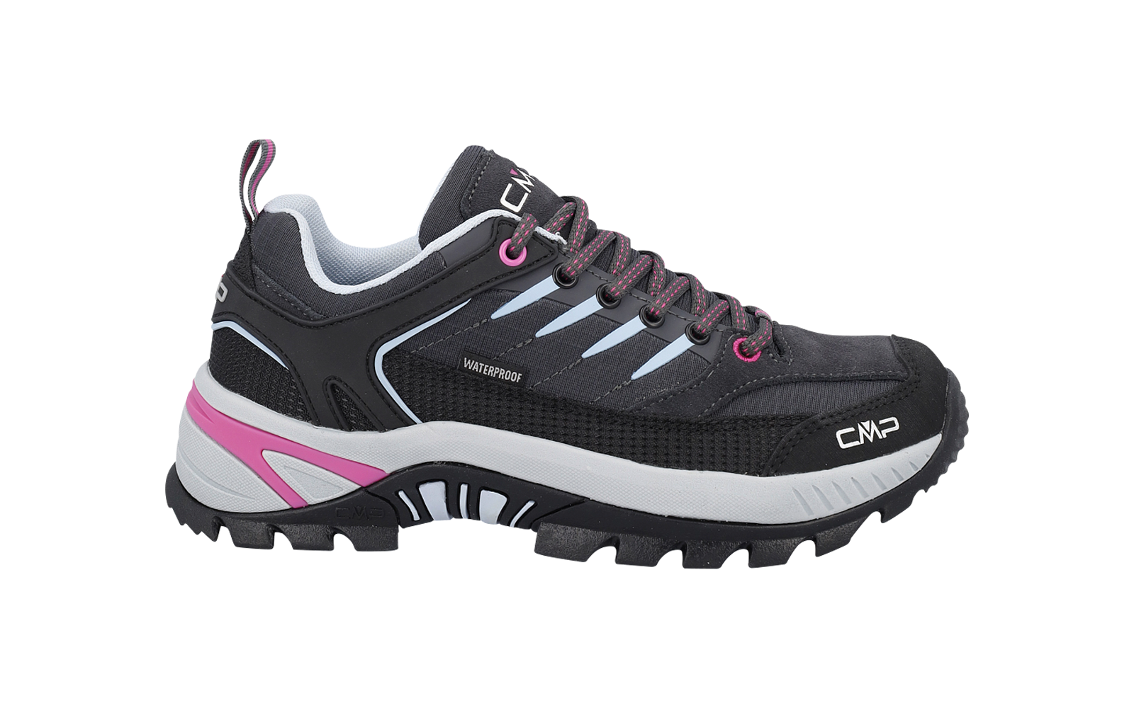 Vista laterale di una scarpa nera con intersuola grigia, suola scolpita nera, dettagli rosa e azzurri, lacci con occhielli rosa, anello sul tallone rosa e scritte 'CMP' e 'WATERPROOF'