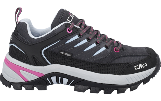 Vista laterale di una scarpa nera con intersuola grigia, suola scolpita nera, dettagli rosa e azzurri, lacci con occhielli rosa, anello sul tallone rosa e scritte 'CMP' e 'WATERPROOF'
