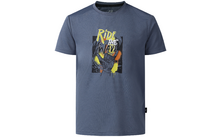 Blau-graues T-Shirt mit großem Frontprint: Schriftzug "RIDE THE WAVE", Hand mit ausgestrecktem Zeige- und kleinem Finger, gelbe und orange Farbspritzer vor dunklem wellenförmigem Hintergrund