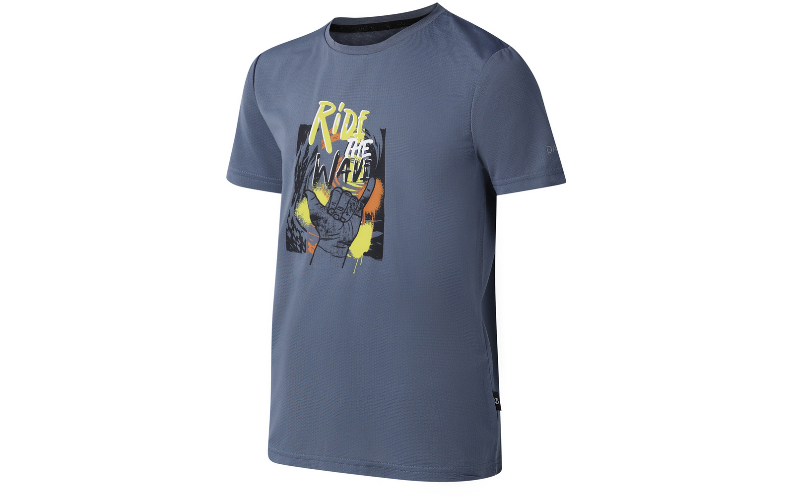 Blaugraues kurzärmeliges T-Shirt, schräg von vorn gezeigt; vorn rechteckiger Druck in Gelb, Orange und Schwarz mit einer Hand, bei der Zeige- und kleiner Finger ausgestreckt sind, und dem Text "RIDE THE WAVE"