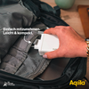 Hand legt eine kleine weiße Packung in eine schwarze Tasche