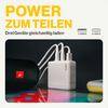 Ladegerät mit drei angeschlossenen USB-Kabeln auf einer Oberfläche
