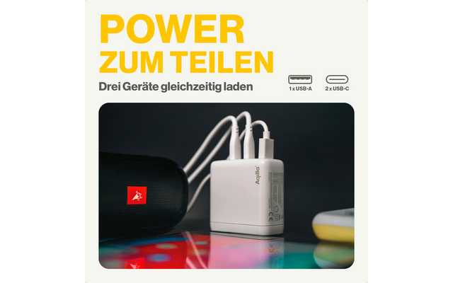 Ladegerät mit drei angeschlossenen USB-Kabeln auf einer Oberfläche
