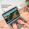 Laptop auf Tisch mit geöffnetem Bildschirm, Hände auf Tastatur, daneben Smartphone, Pflanze und Kabel