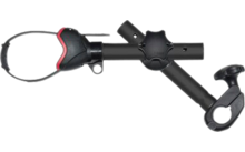Schwarzer Fahrradhalter mit roten Akzenten und verstellbaren Klemmen