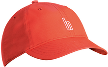 Casquette de baseball rouge avec logo blanc en forme de 'b' sur l'avant