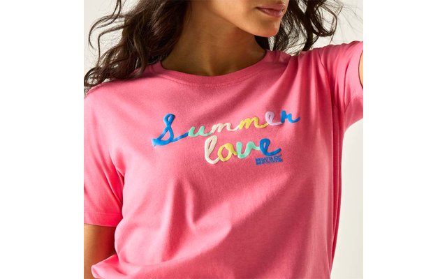 Nahaufnahme einer Person mit rosa T‑Shirt, auf der bunte Stickerei 'Summer love' auf der Brust zu sehen ist; Hals, Kinn und dunkles, welliges Haar sichtbar