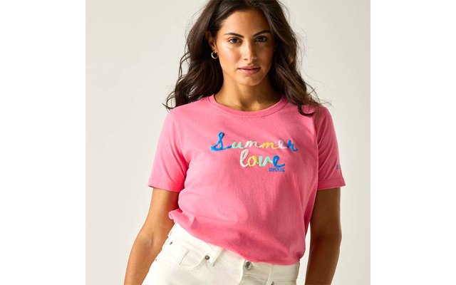 Person mit pinkem T-Shirt mit mehrfarbigem Schriftzug ‚Summer love‘, weiße Hose, sichtbar vom Oberkörper bis zu den Hüften, dunkle lange Haare, Creolen, heller Hintergrund