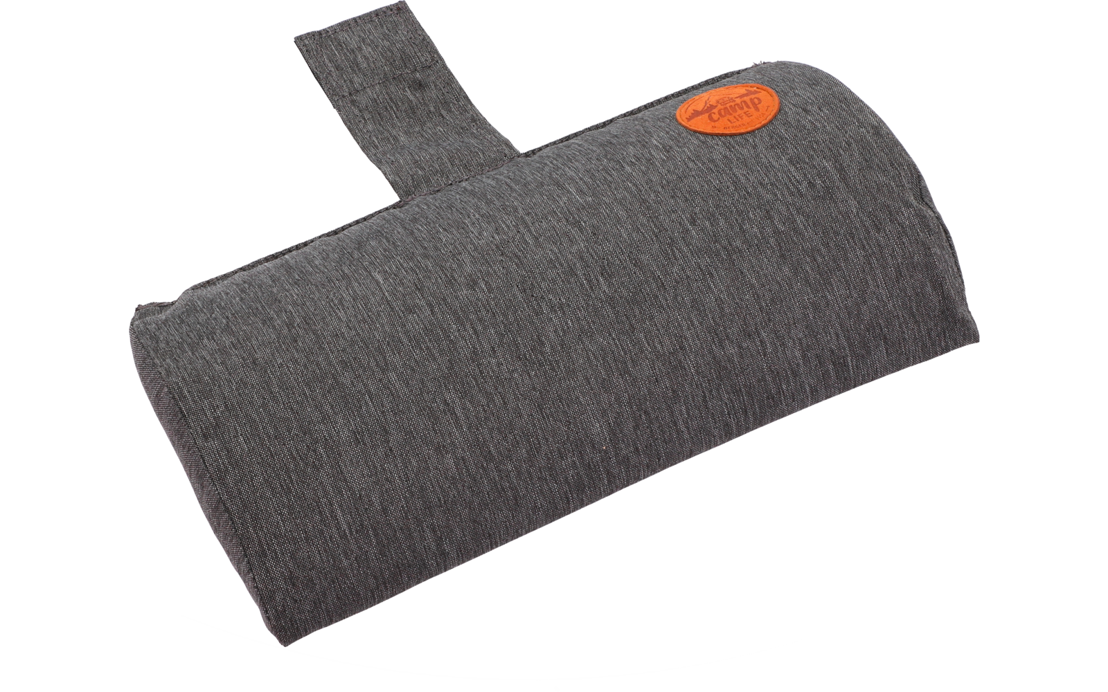 Graues, stoffbezogenes Kissen mit orangefarbenem Logo und Klettverschluss