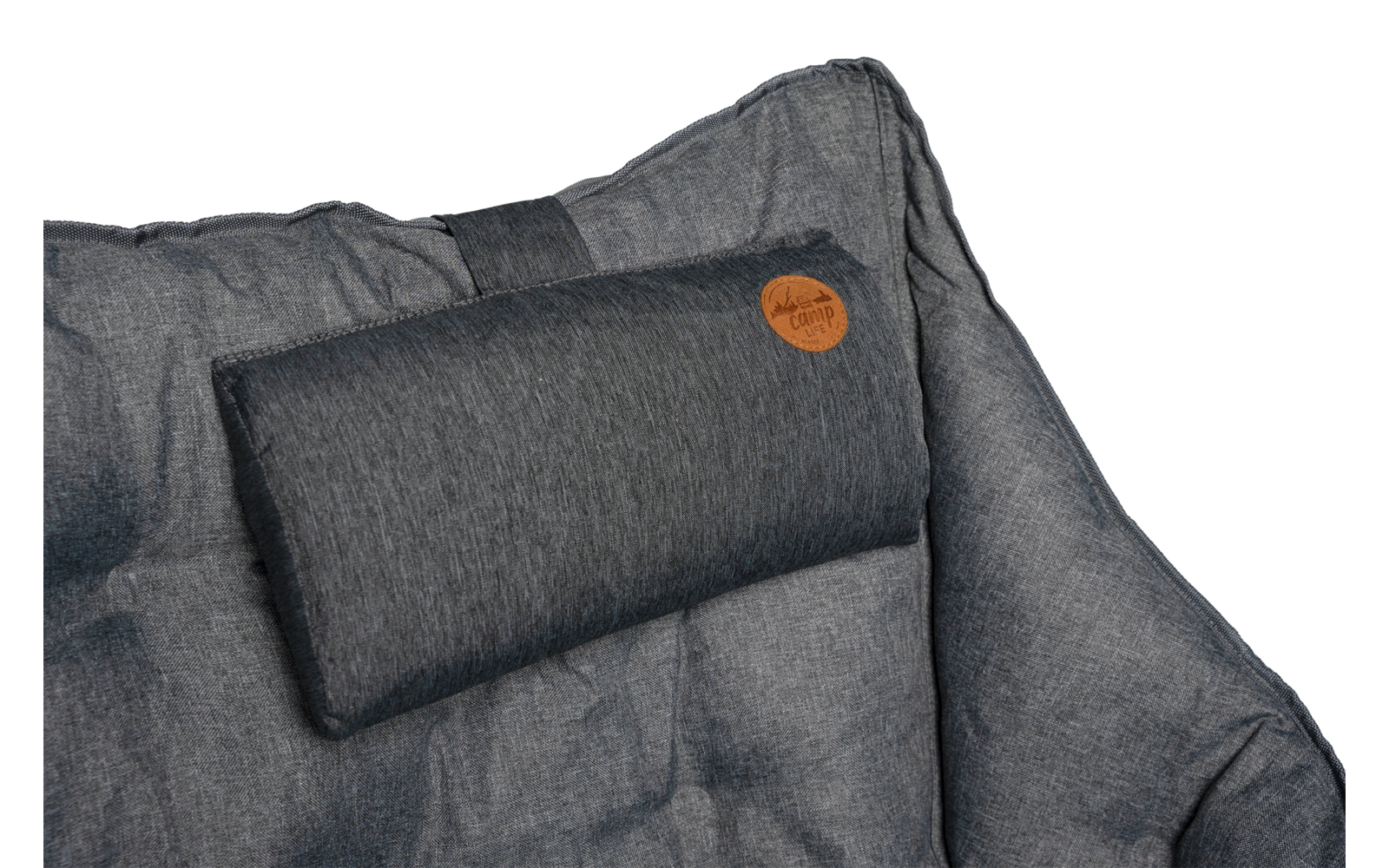 Grau gepolsterte Fläche mit einem rechteckigen kleinen Kissen am oberen Rand und einem runden braunen Lederpatch auf dem Kissen